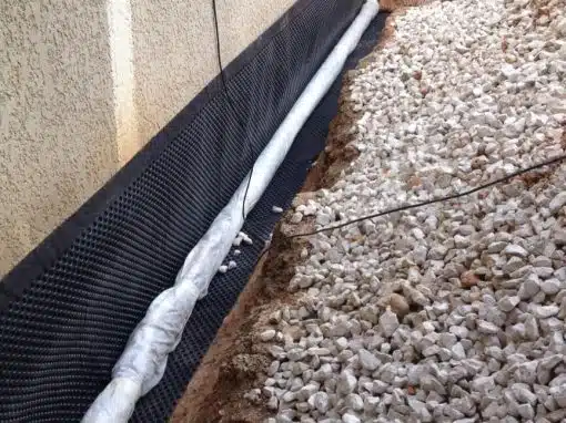 Pose d’un drain en pied de façade à Martigues