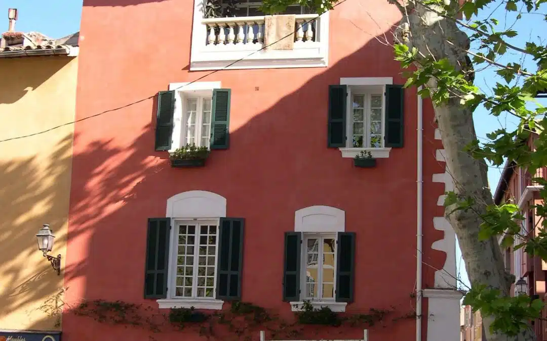 Façades rénovées à la chaux à l’ancienne à Martigues