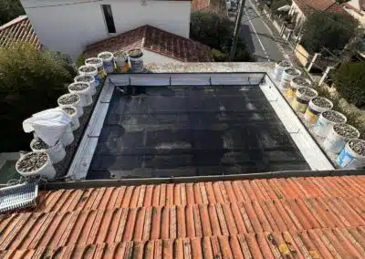 Pendant la réfection complète d'une toiture-terrasse